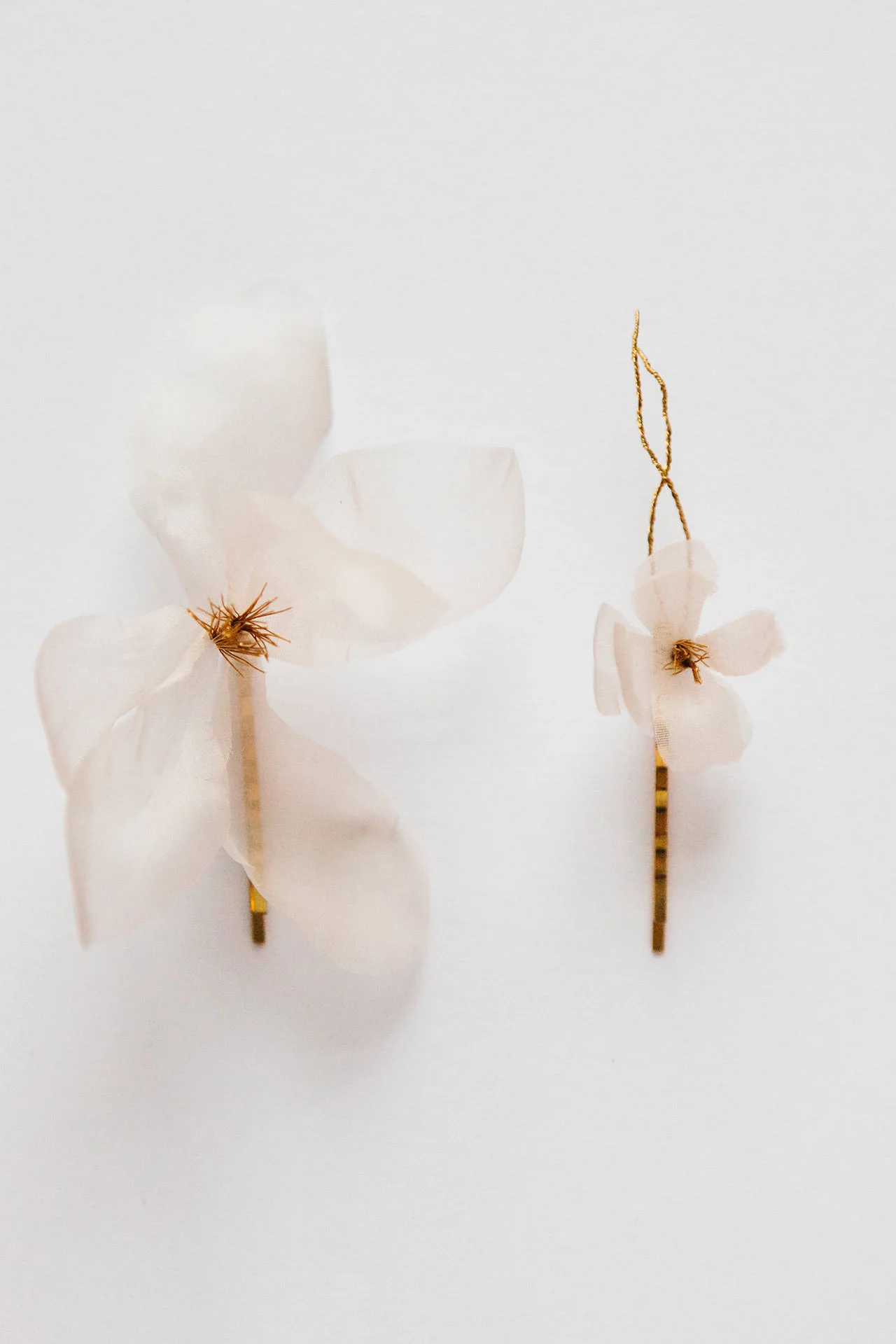 biżuteria artystyczna - kwiaty jedwabne do włosów - Joanna Pietras