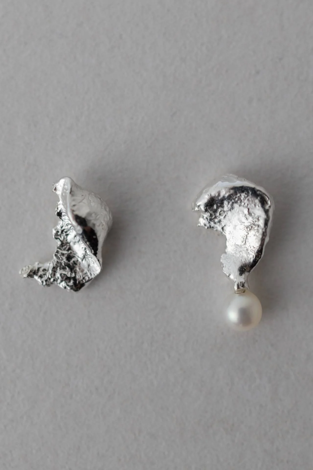 Atomy nr 003 Asymetryczne kolczyki ze srebra z perłą