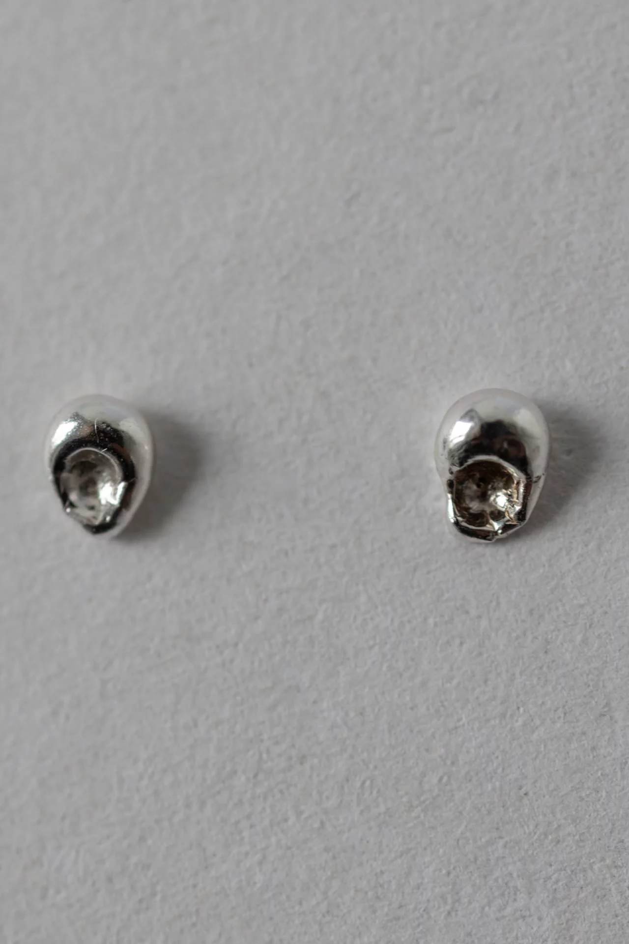 Atomy nr 002 Asymetryczne kolczyki ze srebra